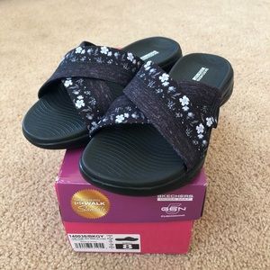Like new Skechers On The Go Sandals size 8